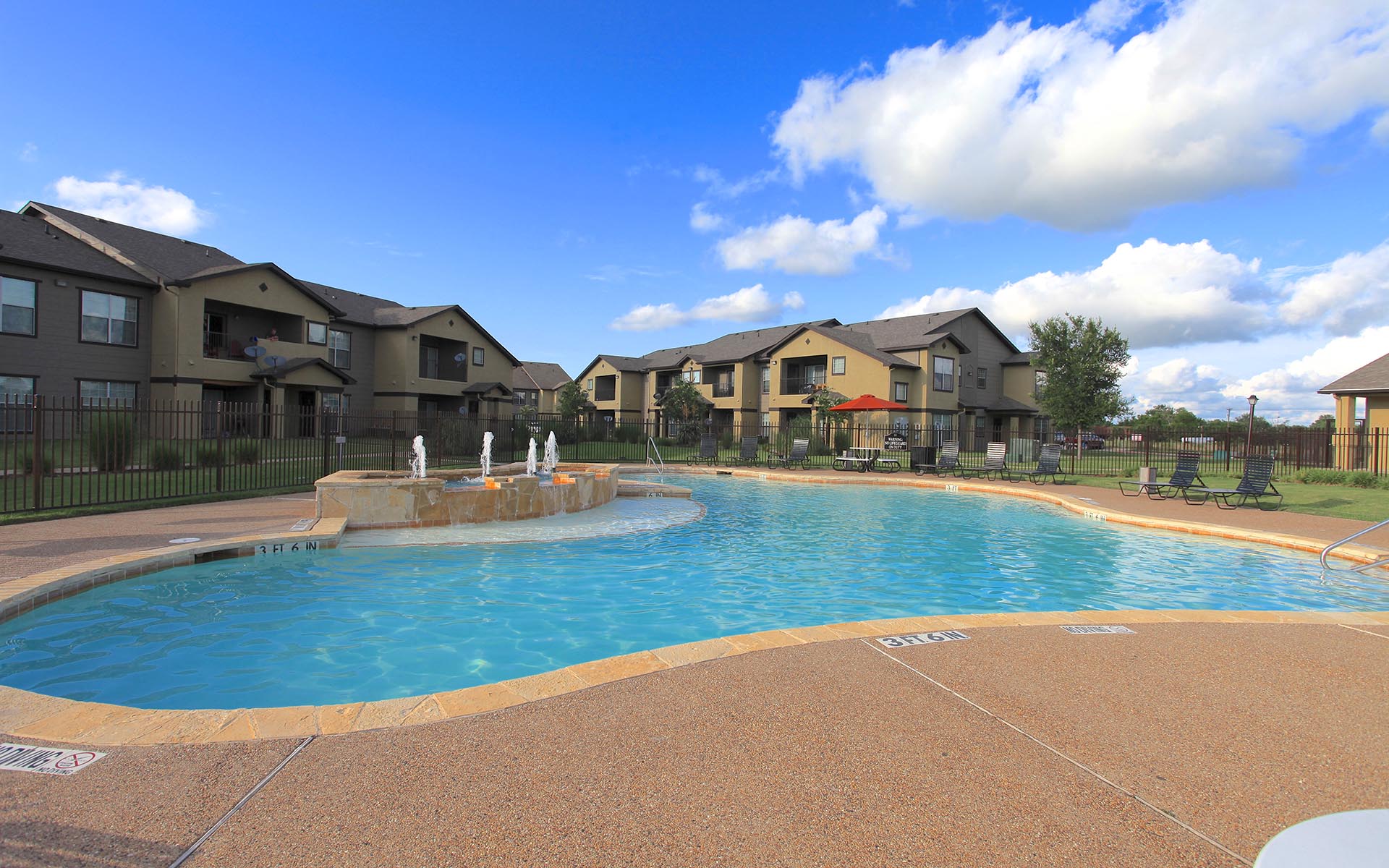 The Hamlins at Cedar Lake Apartments in Kemp, TX